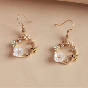 Bee‎ earrings